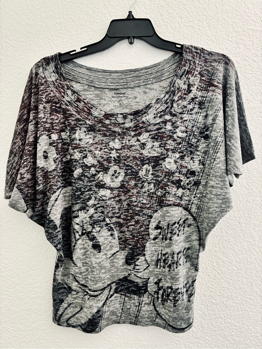 Disney Disneyland Mickey Mouse Minnie Mouse Sweethearts Forever  Graphic Top Lg